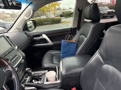 Used 2019 Toyota Land Cruiser image 12