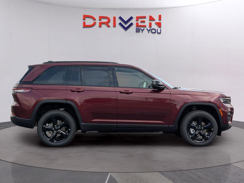 New 2025 Jeep Grand Cherokee Limited w/ Luxury Tech Group II RWD image 6