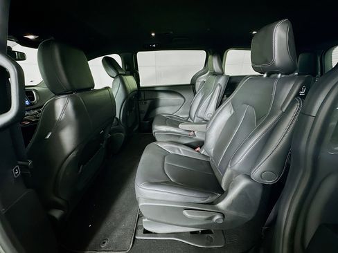 Used 2025 Chrysler Pacifica Select image 27