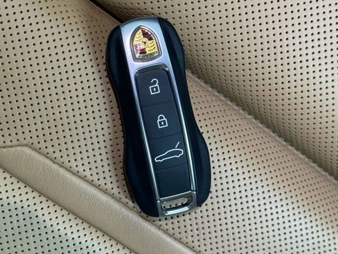 Used 2020 Porsche Panamera image 25