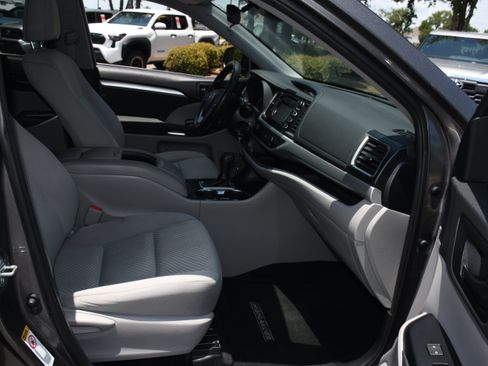 Used 2019 Toyota Highlander LE FWD image 19
