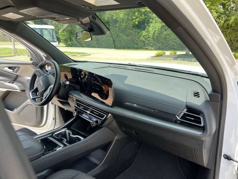 Used 2024 Chevrolet Traverse LT FWD image 29