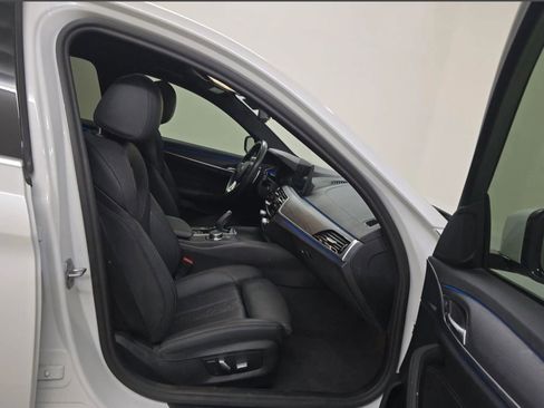 Used 2023 BMW 530e w/ Convenience Package image 6