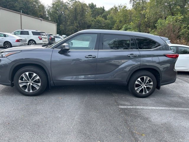 Used 2020 Toyota Highlander XLE AWD/4WD image 2