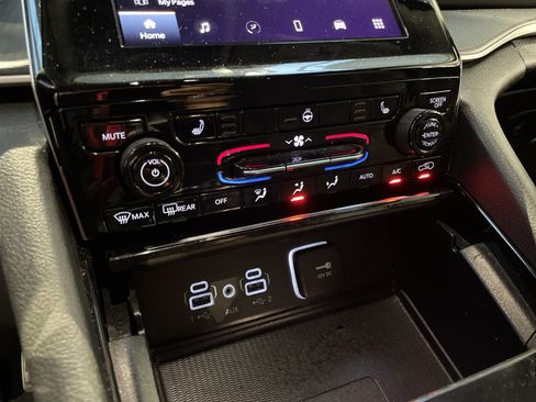 Used 2023 Jeep Grand Cherokee Laredo w/ Luxury Tech Group I RWD image 29