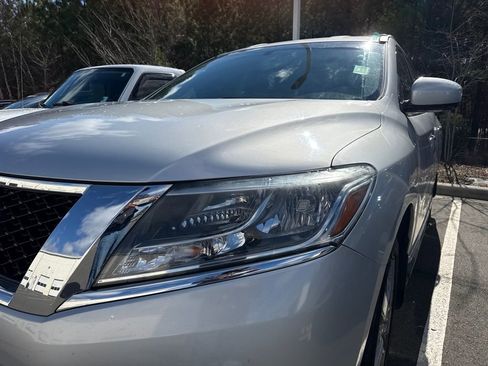 Used 2013 Nissan Pathfinder Platinum image 11