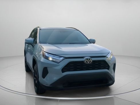 Used 2022 Toyota RAV4 XLE w/ Convenience Package FWD image 5
