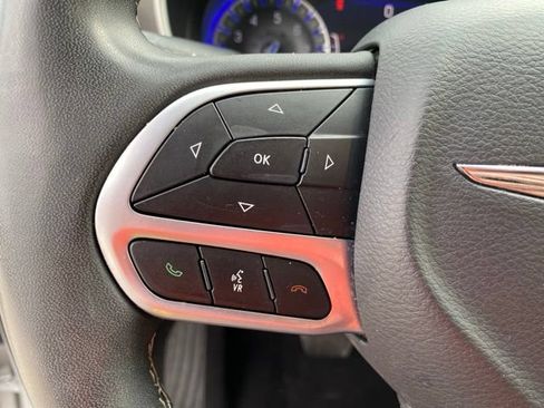 Used 2023 Chrysler Pacifica Touring-L FWD image 18