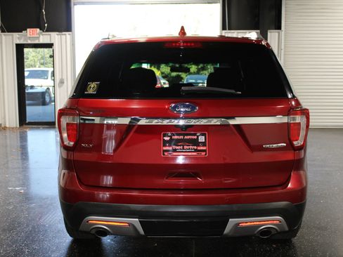 Used 2016 Ford Explorer XLT w/ Equipment Group 201A FWD image 5