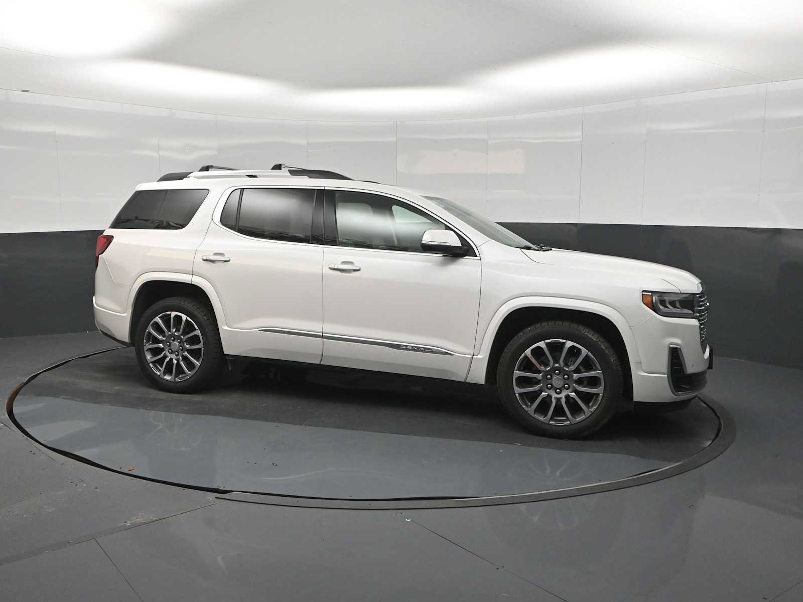 Used 2022 GMC Acadia Denali w/ Denali Ultimate Package AWD/4WD image 4