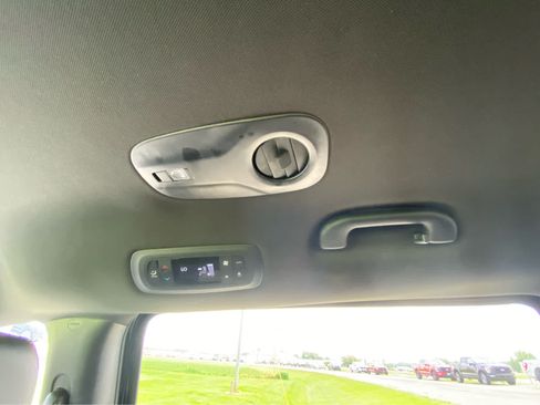Used 2025 Chrysler Pacifica Select FWD image 15