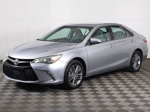 Used 2015 Toyota Camry SE image 5