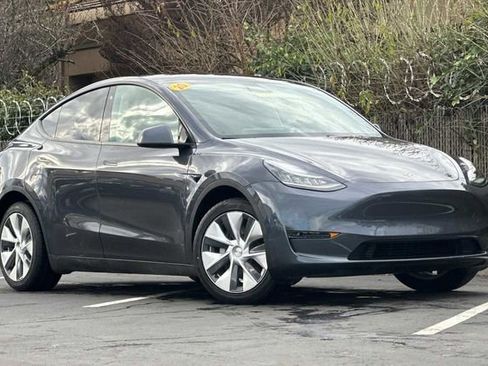 Used 2020 Tesla Model Y Long Range image 2