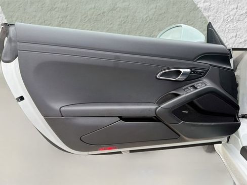Used 2017 Porsche 718 Boxster RWD image 19