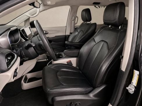 Used 2023 Chrysler Pacifica Touring-L FWD image 13
