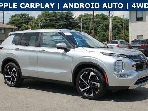 Used 2022 Mitsubishi Outlander SE image 2