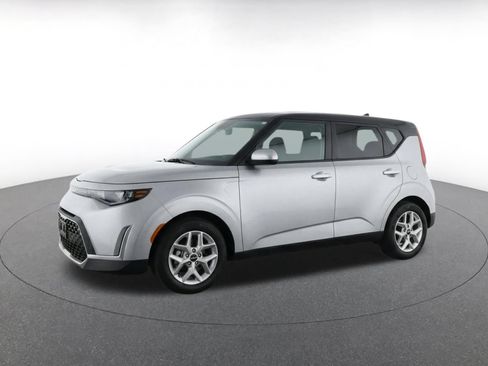 Used 2025 Kia Soul LX w/ LX Technology Package FWD image 3