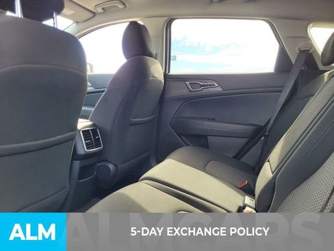 Used 2024 Kia Sportage LX image 3