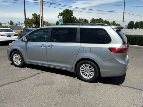 Used 2016 Toyota Sienna XLE w/ XLE Navigation Package FWD image 9