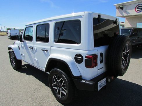 Used 2025 Jeep Wrangler Unlimited Sahara AWD/4WD image 10