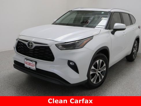 Used 2023 Toyota Highlander XLE image 2