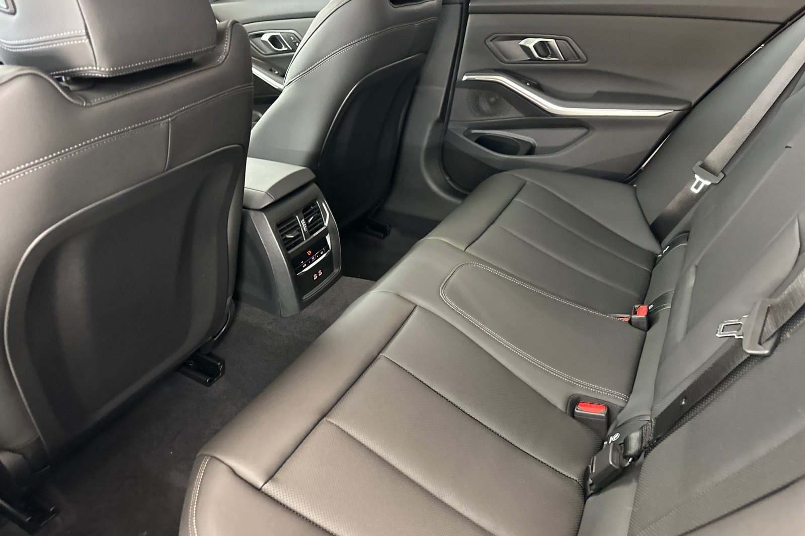 New 2026 BMW 330i Sedan w/ Convenience Package RWD image 19