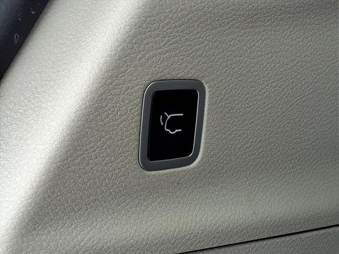 Used 2024 Chrysler Pacifica Touring-L FWD image 27