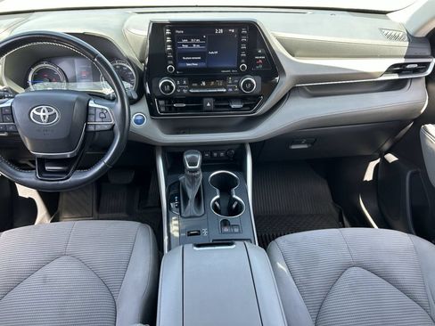 Used 2021 Toyota Highlander LE FWD image 16