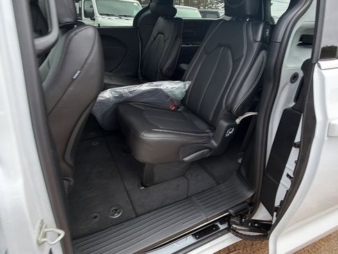 New 2026 Chrysler Pacifica Select FWD image 18