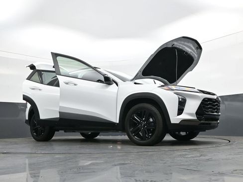 Used 2025 Chevrolet Trax ACTIV w/ Sunroof Package image 44