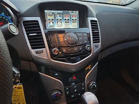 Used 2016 Chevrolet Cruze LT image 9