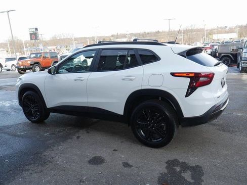 Used 2025 Chevrolet Trax ACTIV w/ Sunroof Package image 10