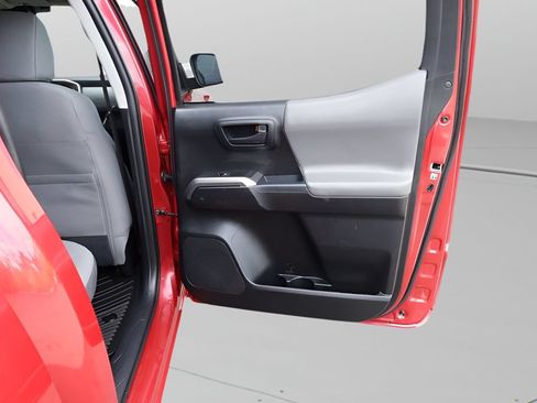 Used 2018 Toyota Tacoma SR5 RWD image 18