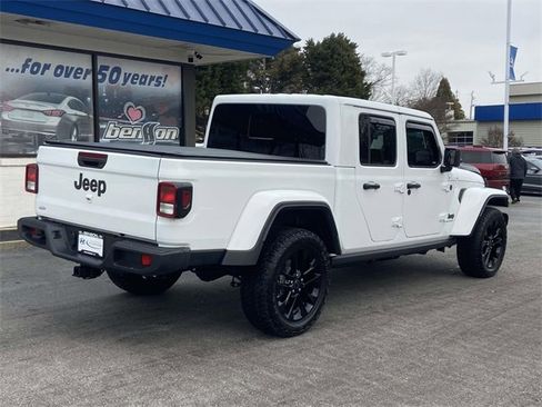 Used 2025 Jeep Gladiator Nighthawk image 3