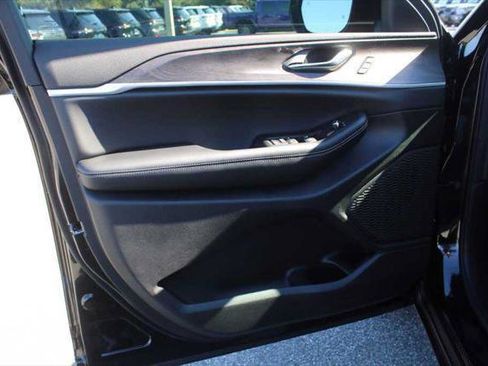 New 2025 Jeep Grand Cherokee Limited image 9