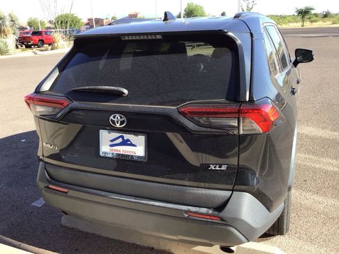 Used 2019 Toyota RAV4 XLE w/ Convenience Package FWD image 14