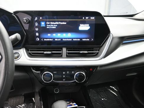 Used 2025 Chevrolet Trax LT FWD image 12