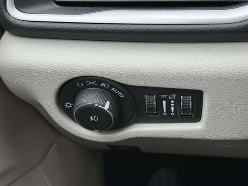 Used 2024 Chrysler Pacifica Touring-L FWD image 27