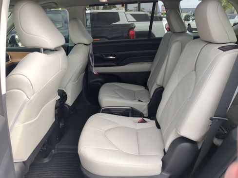 Used 2025 Toyota Grand Highlander AWD image 16