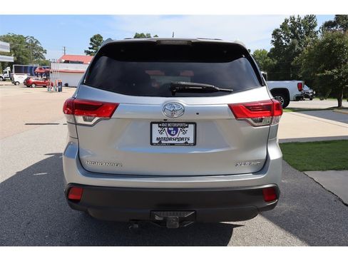 Used 2019 Toyota Highlander XLE AWD/4WD image 5