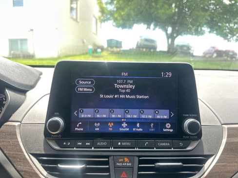 Used 2025 Nissan Altima 2.5 SV FWD image 16
