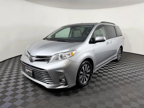 Used 2018 Toyota Sienna XLE w/ XLE Navigation Package image 2