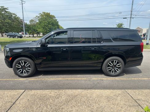 Used 2024 GMC Yukon XL AT4 w/ AT4 Premium Plus Package AWD/4WD image 7