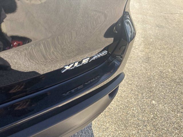 Used 2019 Toyota Highlander XLE AWD/4WD image 8