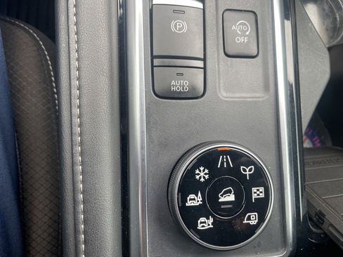 Used 2024 Nissan Pathfinder SL w/ SL Premium Package AWD/4WD image 18