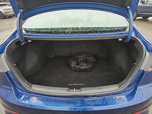 Used 2017 Hyundai Elantra Limited image 12