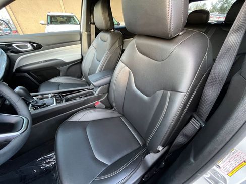 Used 2025 Jeep Compass Limited image 37