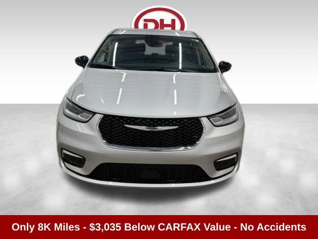 Used 2024 Chrysler Pacifica Touring-L FWD image 5