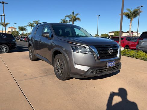 Used 2024 Nissan Pathfinder SV image 3