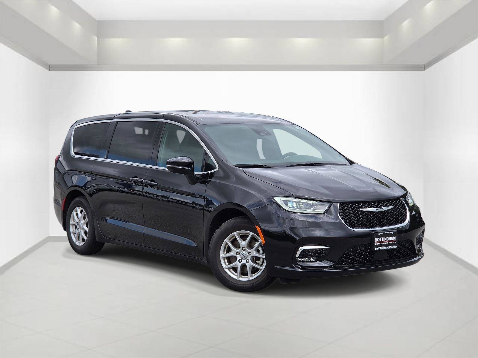 Used 2025 Chrysler Pacifica Select FWD image 1